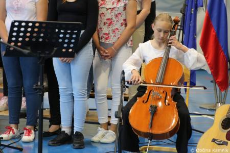 Otroci Osnovne šole Šmartno v Tuhinju z glasbo razpeli jadra (28)